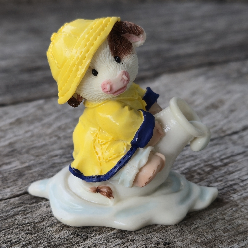 Mary's Moo Moos Cow figurine "When It Rains It Pours" by Enesco 1997 Vintage